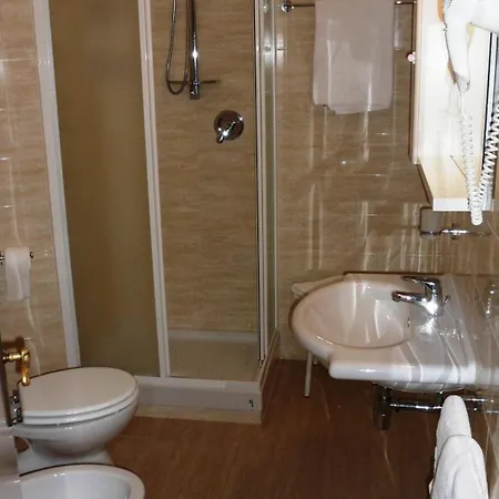 瑞丽酒店 3* 基安奇安诺泰尔梅